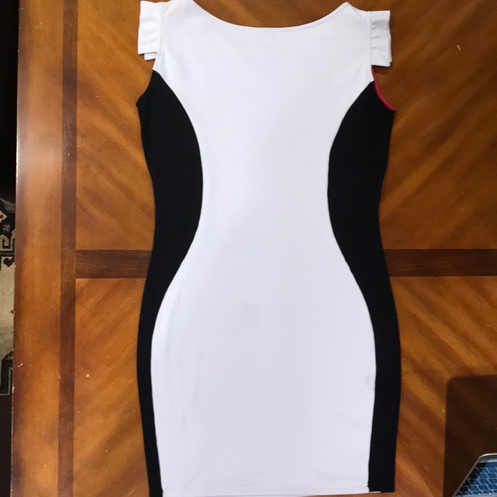 SNDY Black and white body con dress size large